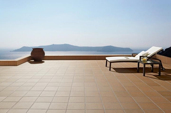 Клинкер Grestejo / Португалия / тераса с кафяви плочки и шезлонг, онлайн магазин за обзавеждане за бани KERANOVA