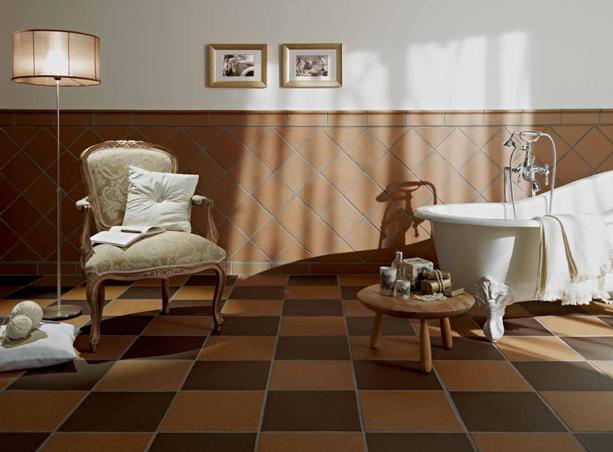 Клинкер Grestejo / Португалия / - баня с кафяви плочки, вана и кресло, онлайн магазин KERANOVA