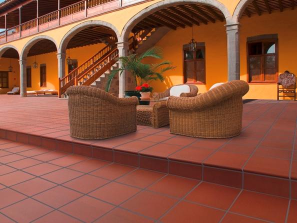 Клинкер Grestejo / Португалия / теракотени подови плочи на двор с мебели — онлайн магазин за обзавеждане за бани KERANOVA