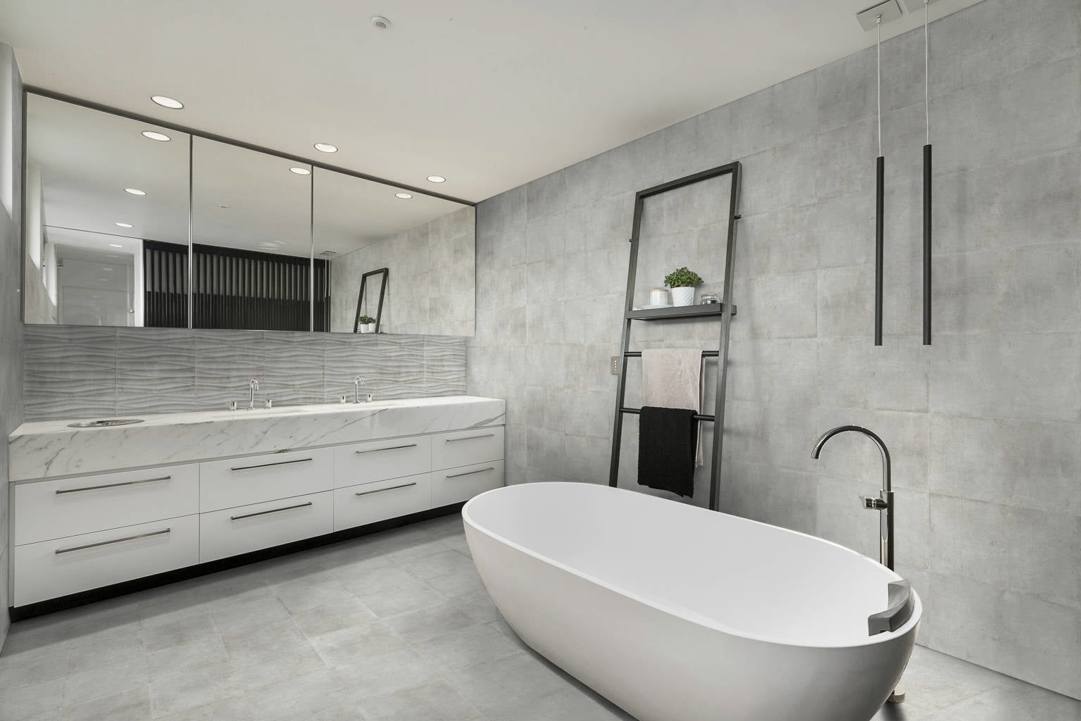 Баня Kalina 25x50 - Keros Ceramica: модерна баня с бяла свободностояща вана и сиви плочки 25x50 от онлайн магазин KERANOVA