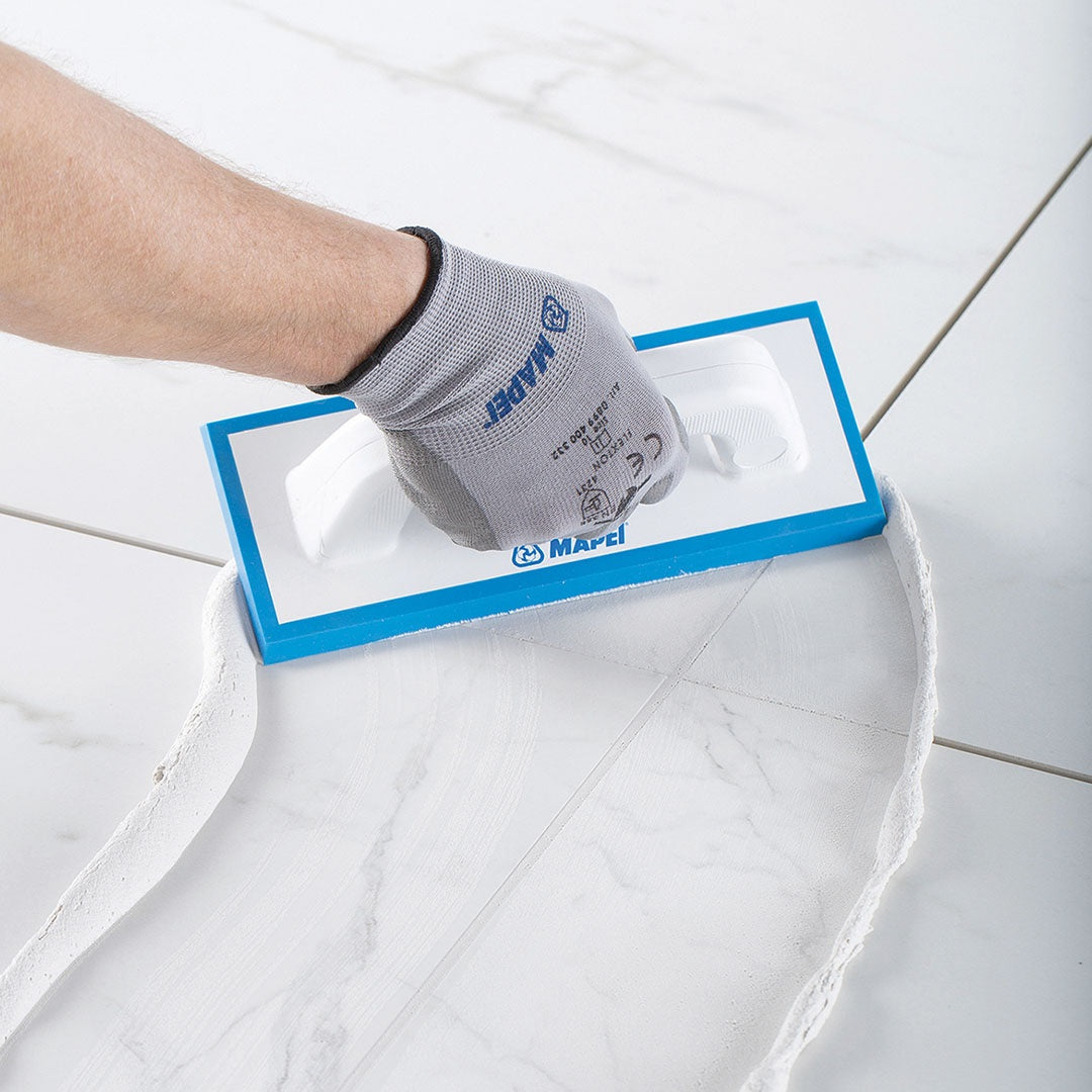 Нанасяне на епоксидна фугираща смес KERAPOXY Easy Design - Mapei върху плочки.