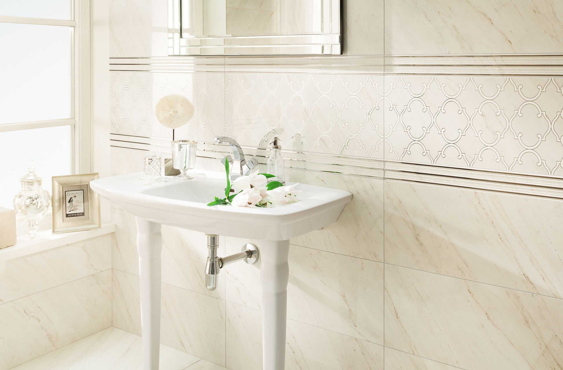 Серия Larda 30x75 - Tubadzin гланцирани мраморни плочки за баня от KERANOVA, бели декоративни панели и мивка