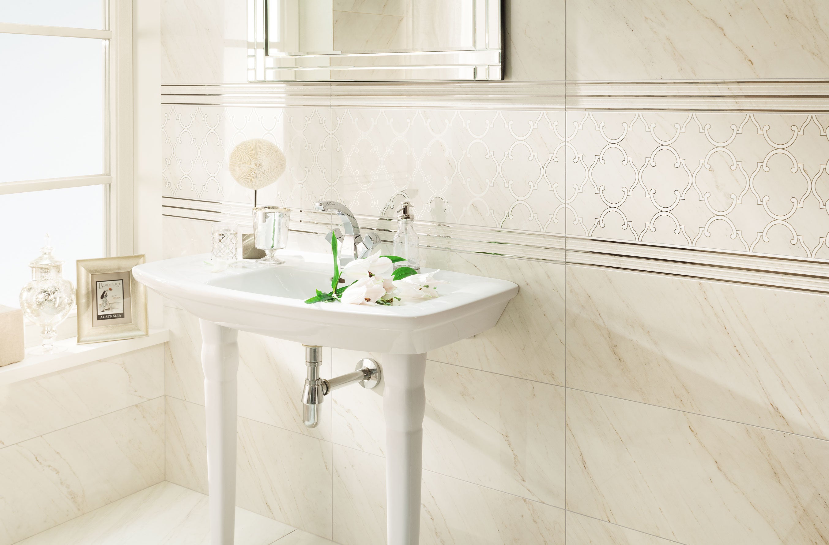 Серия Larda 30x75 - Tubadzin гланцирани мраморни плочки за баня от KERANOVA, бели декоративни панели и мивка