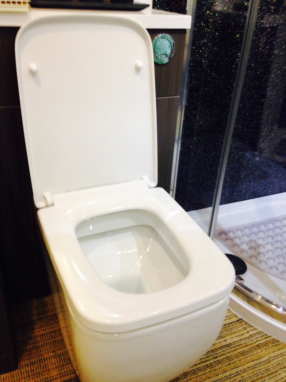 Стенна тоалетна Metropolitan - дизайнерска тоалетна чиния с квадратни форми и седалка със забавено падане, онлайн магазин KERANOVA