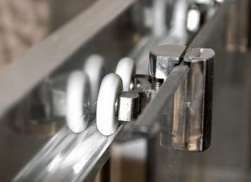 MINIMAL 400 - 138-139.5X195 СМ. стъклен параван за баня с плъзгаща ролка, магнитен уплътнител и алуминиев профил – KERANOVA онлайн магазин