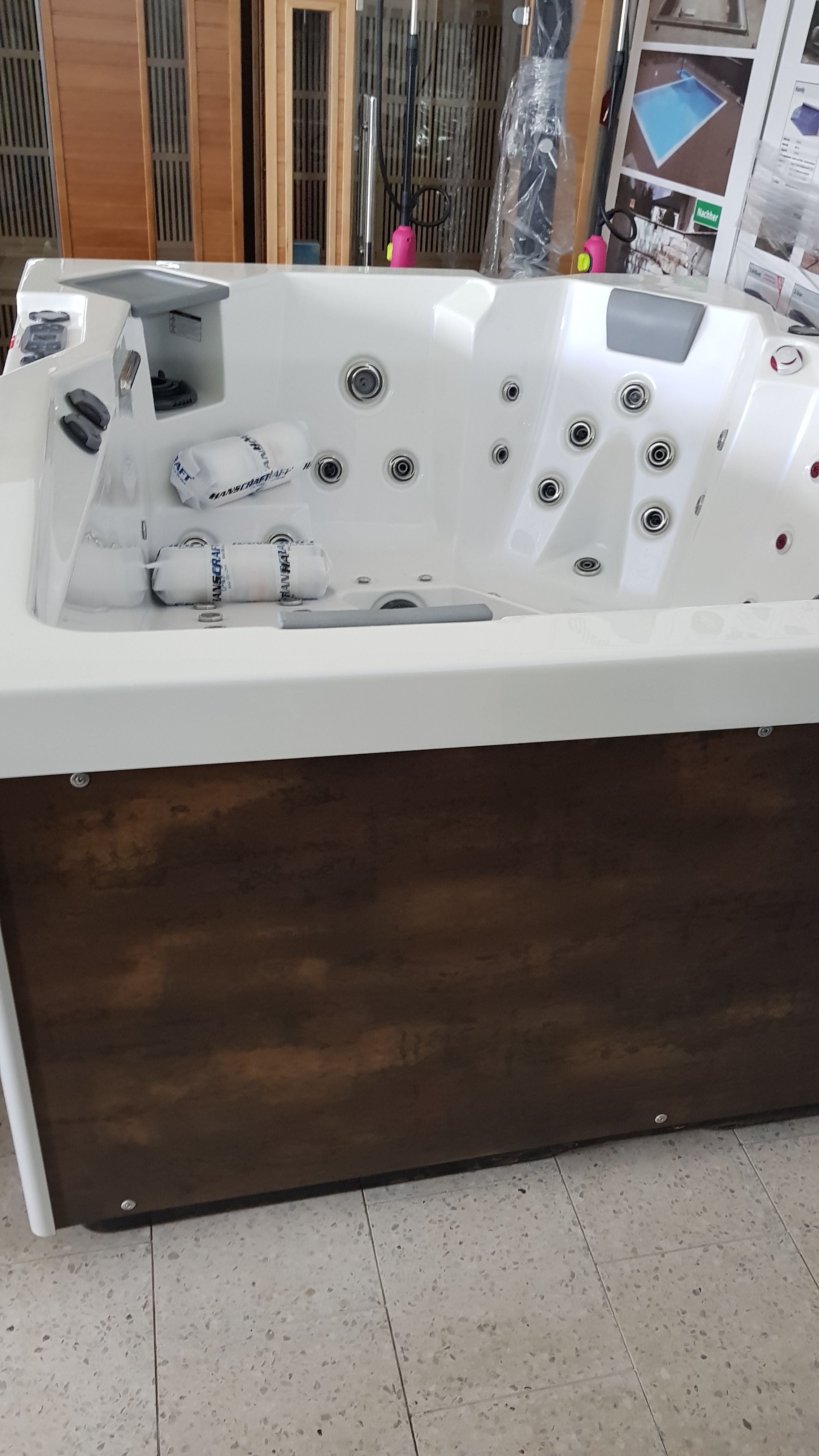 Sapphire 210x180 см. - панели в 5 цвята: бяла джакузи вана OKA 3 с дървоподобни външни панели, модерна градинска вана за онлайн магазин KERANOVA