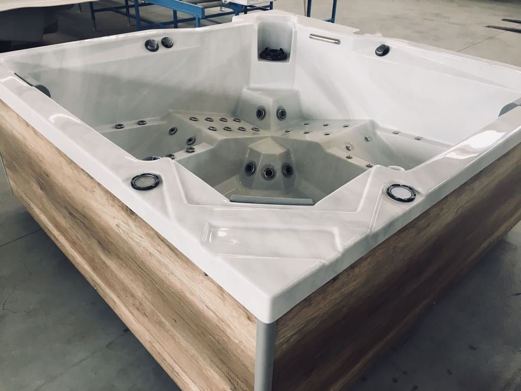 Sapphire 210x180 см. - панели в 5 цвята: външна джакузи вана OKA 3 с дървоподобни панели за баня от KERANOVA