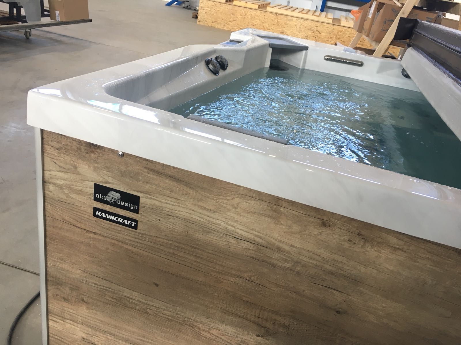 Sapphire 210x180 см. - панели в 5 цвята: външна джакузи вана OKA 3 с дървесни панели, онлайн магазин KERANOVA