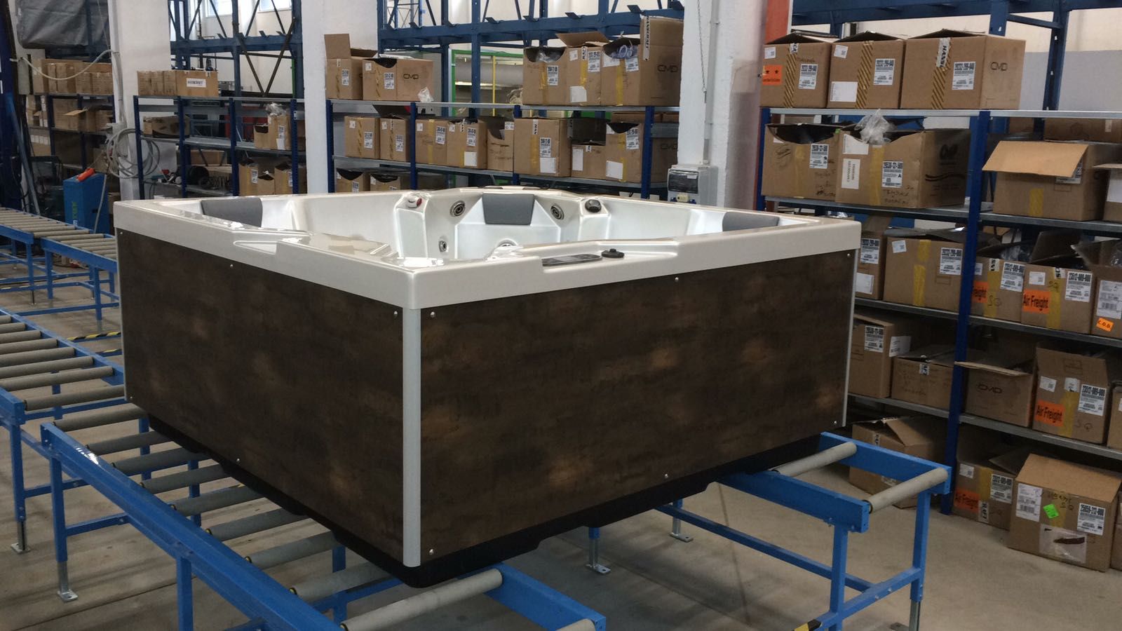 Sapphire 210x180 см. - панели в 5 цвята ванa OKA 3 с външни панели имитация дърво в склад KERANOVA онлайн магазин за обзавеждане за бани