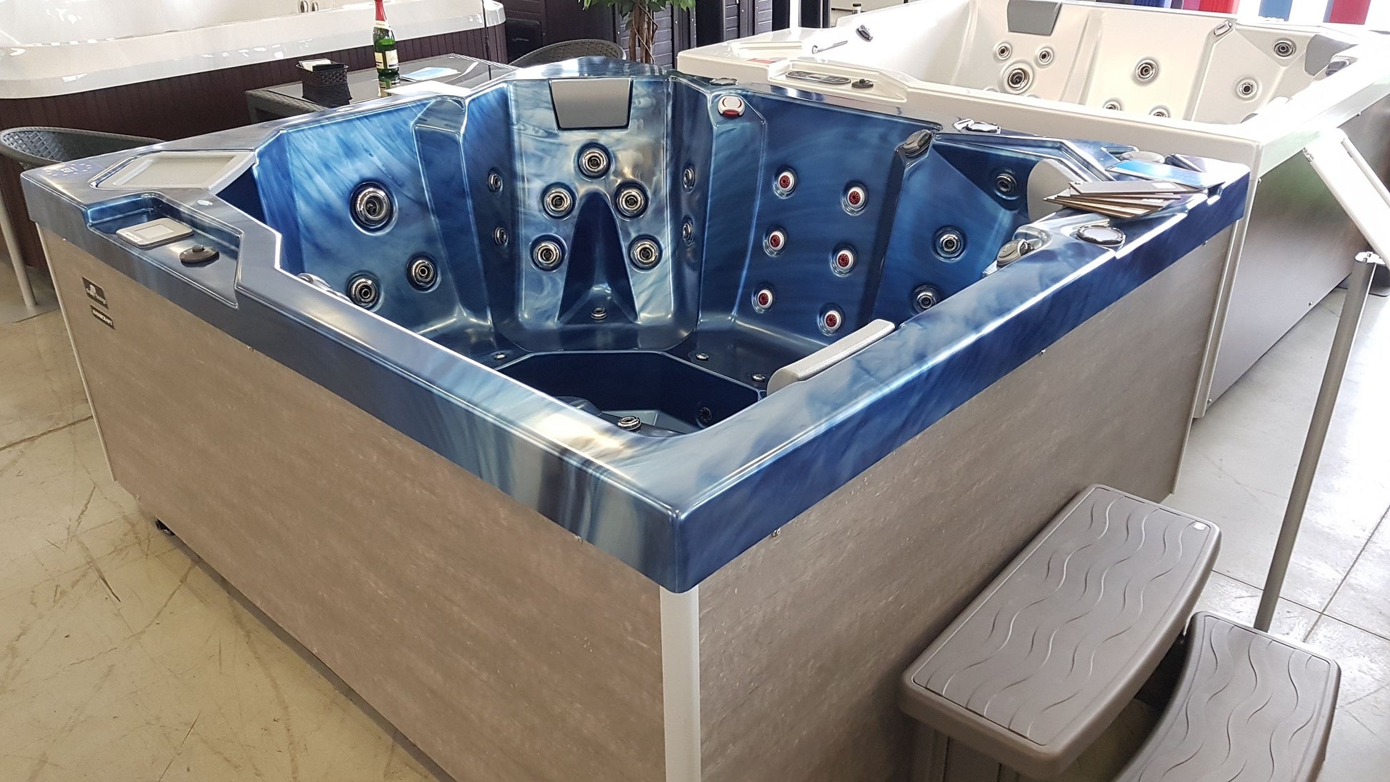 Sapphire 210x180 см. - панели в 5 цвята: външна вана OKA 3 със синя перлена арматура и панели, онлайн магазин KERANOVA