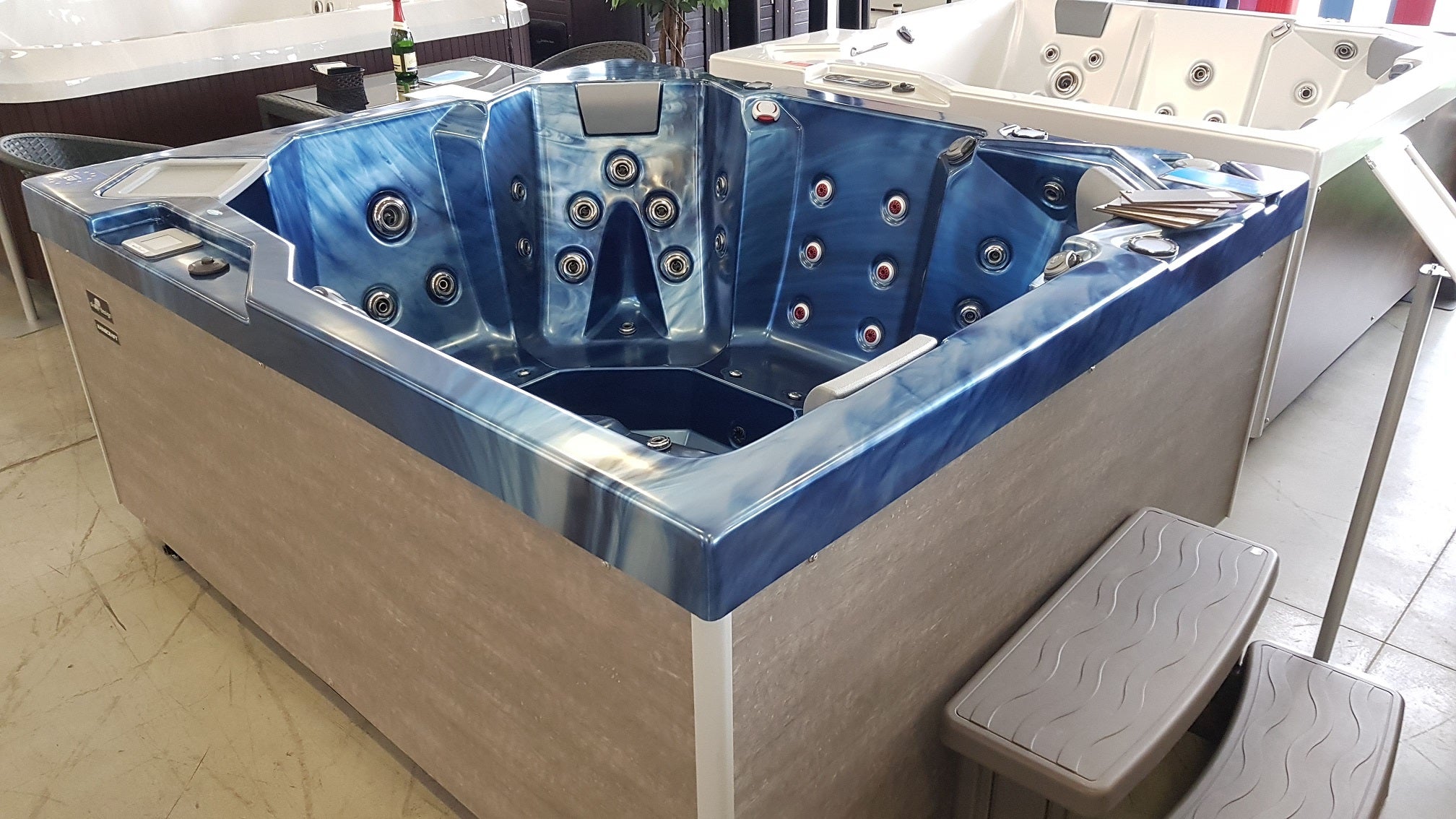 Sapphire 210x180 см. - панели в 5 цвята: външна вана OKA 3 със синя перлена арматура и панели, онлайн магазин KERANOVA