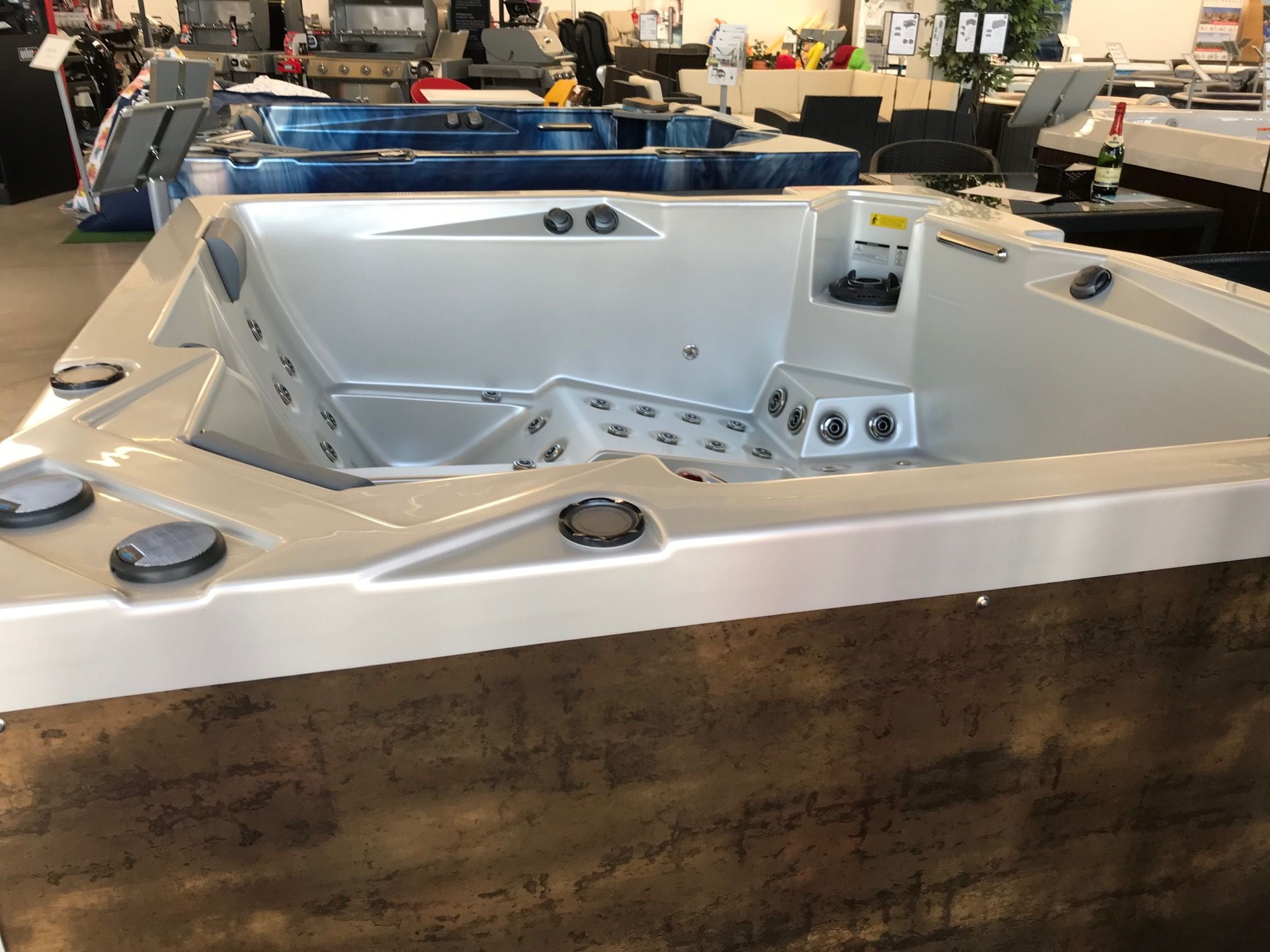 Sapphire 210x180 см. - панели в 5 цвята вана OKA 3 със външни панели имитиращи дърво в онлайн магазин за обзавеждане за бани KERANOVA