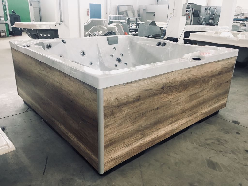 Onyx 200x200 см. - панели в 5 цвята, външно джакузи OKA с дървесни панели, луксозно градинско обзавеждане KERANOVA
