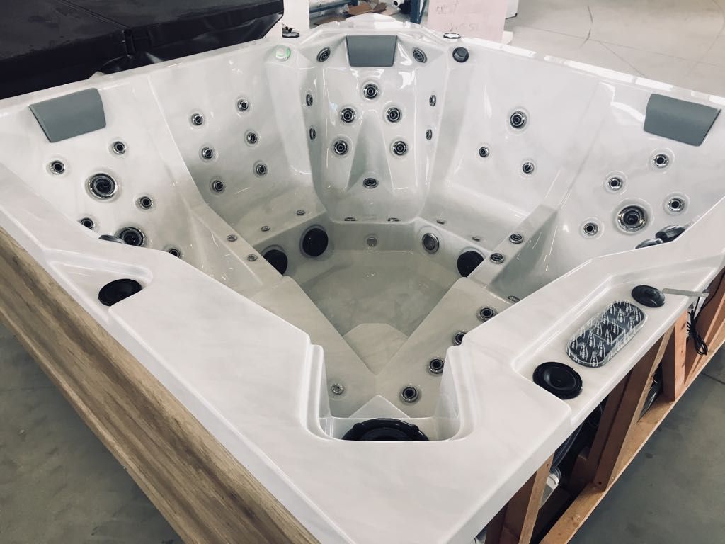Onyx 200x200 см. - панели в 5 цвята джакузи в бяло с дървени външни панели, луксозни вани OKA за градина - KERANOVA онлайн магазин