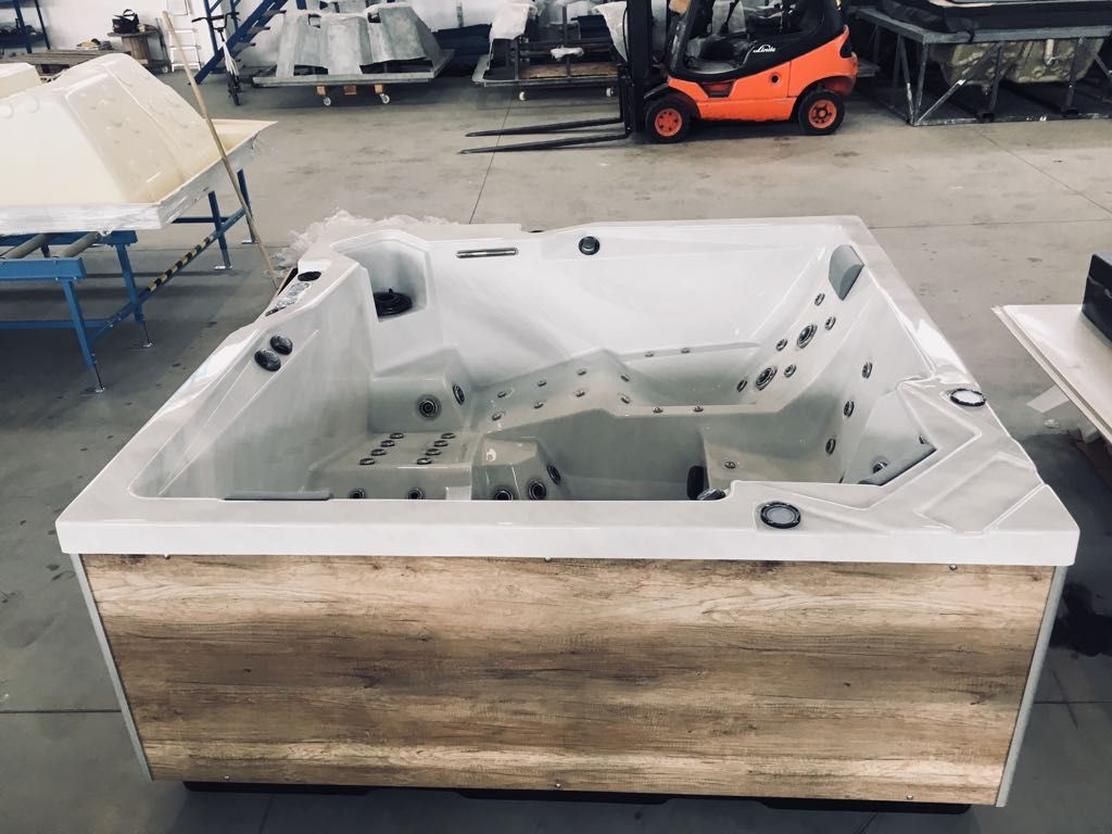 Onyx 200x200 см. - панели в 5 цвята: бяла джакузи в работилница с външни дървени панели за вана OKA, онлайн магазин KERANOVA