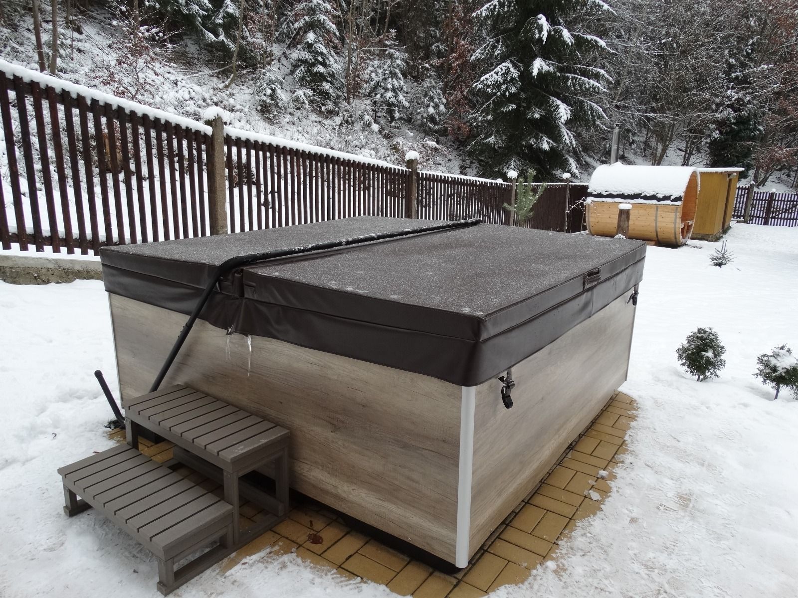 Almandine 220x220 см. - панели в 5 цвята джакузи с кутия и стъпала, външна зимна гледка от онлайн магазин за обзавеждане за бани KERANOVA