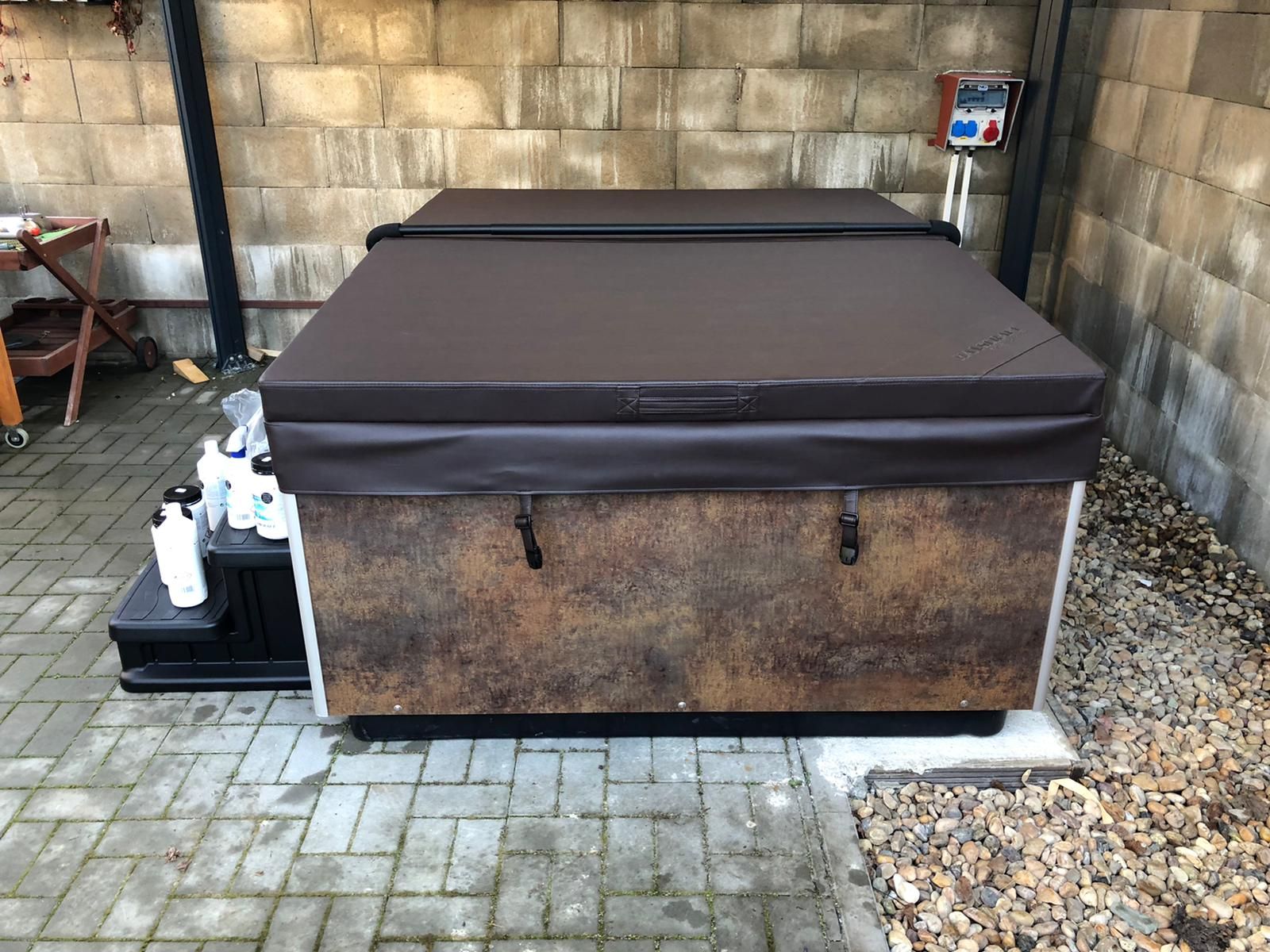 Almandine 220x220 см. - панели в 5 цвята джакузи с кафяв капак и винтидж панели, онлайн магазин за обзавеждане за бани KERANOVA