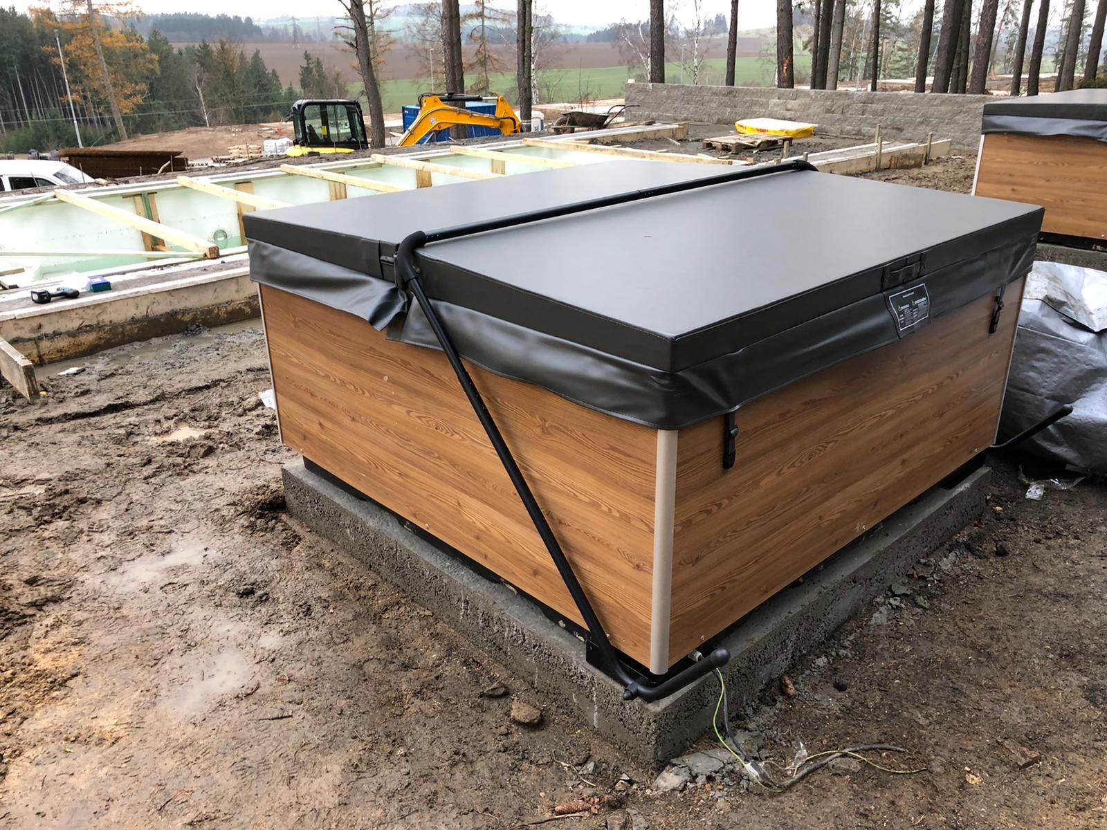 Almandine 220x220 см. - панели в 5 цвята джакузи с дървени панели и покривало на строителен обект, онлайн магазин KERANOVA