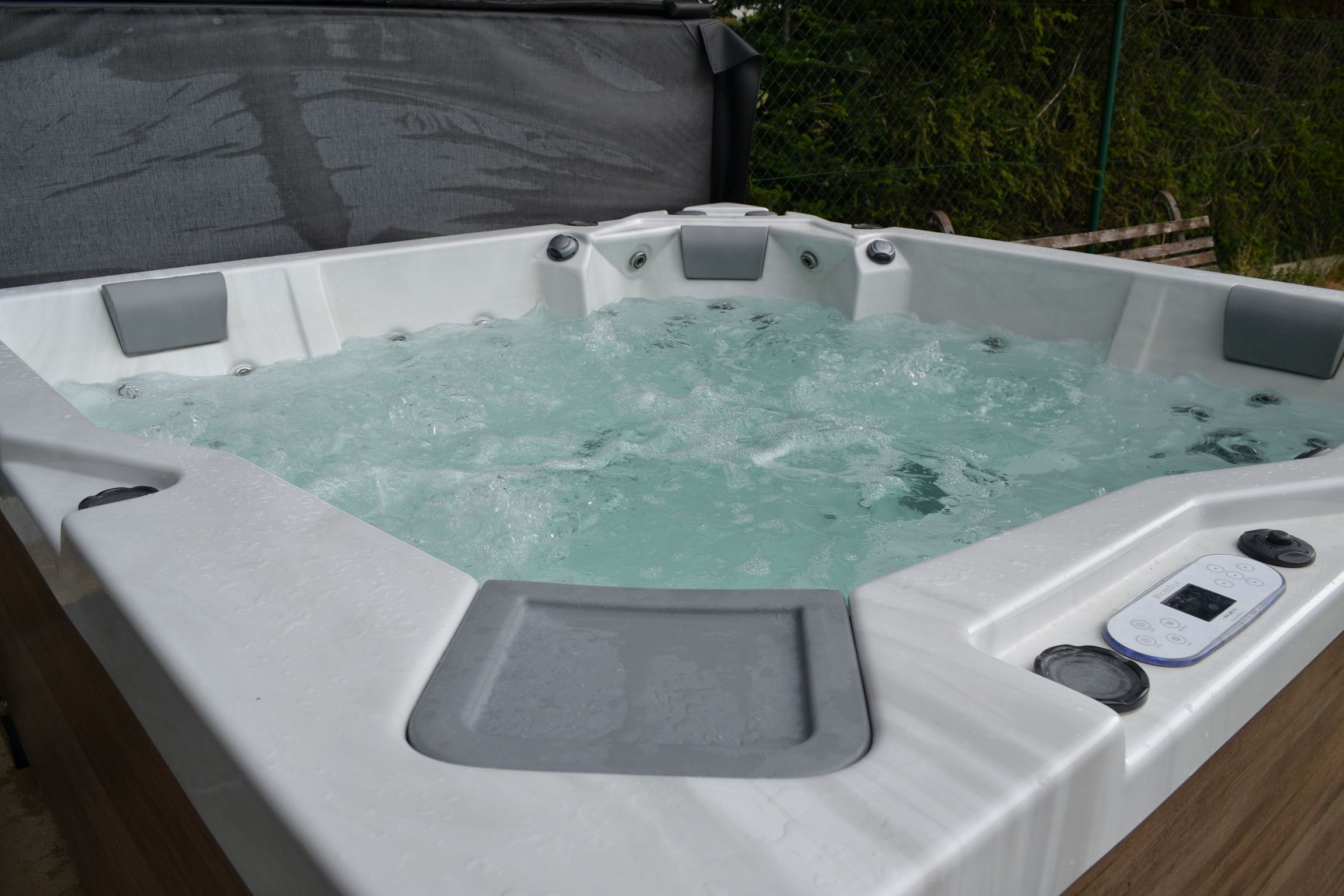 Almandine 220x220 см. - панели в 5 цвята джакузи с модерни линии, надуващи се струи и дървени панели в онлайн магазин KERANOVA