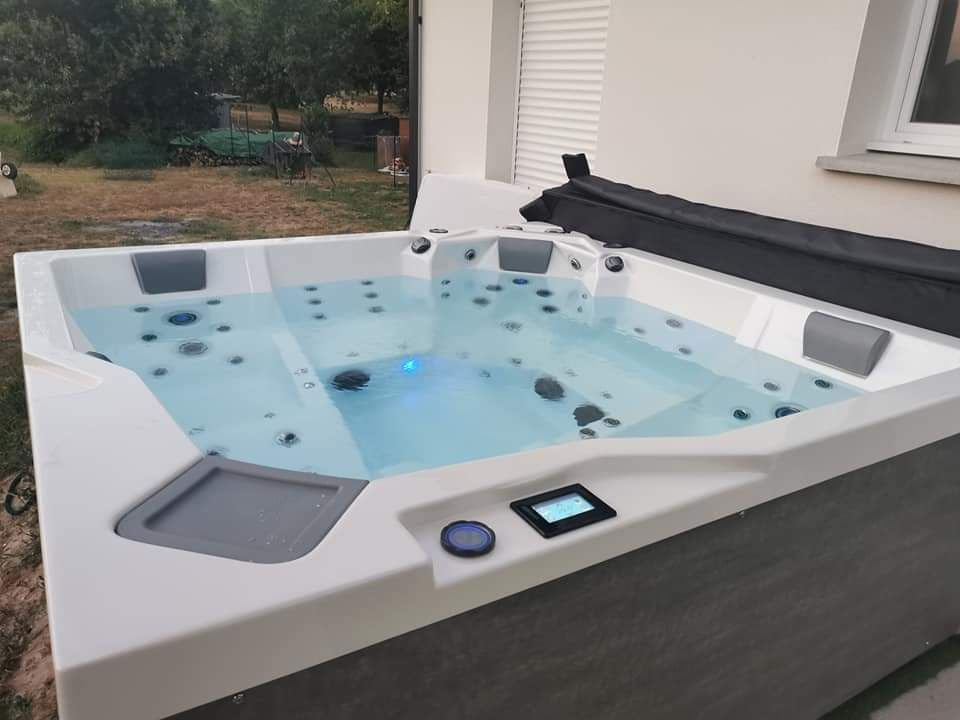 Almandine 220x220 см. - панели в 5 цвята джакузи на открито с бял интериор и сиво тяло, за онлайн магазин KERANOVA