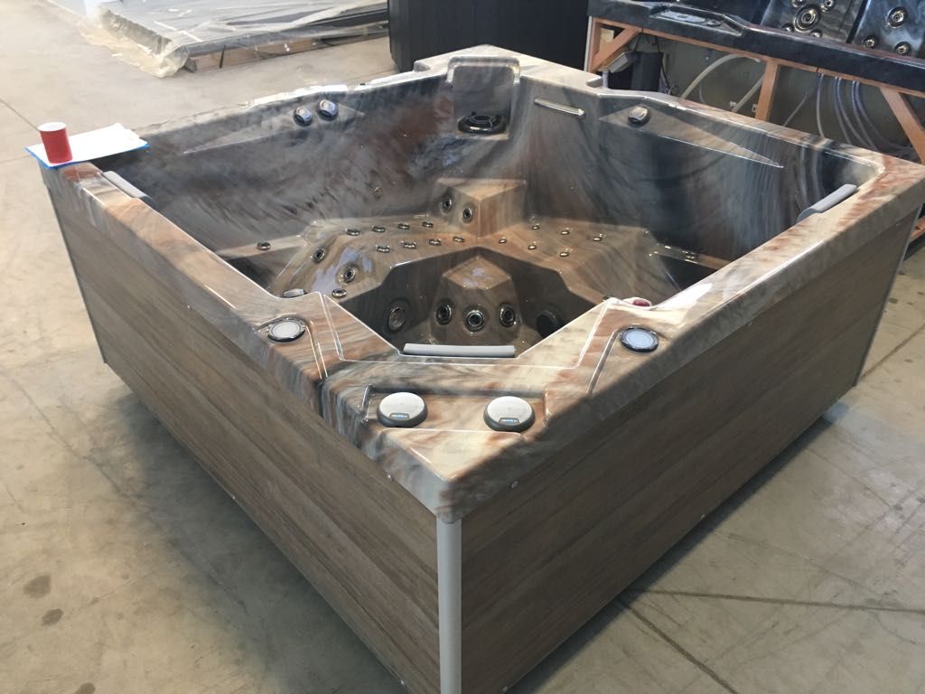 Almandine 220x220 см. - панели в 5 цвята. Джакузи в изчистен модерен дизайн, дървесен външен панел, изглед от работилница за онлайн магазин KERANOVA