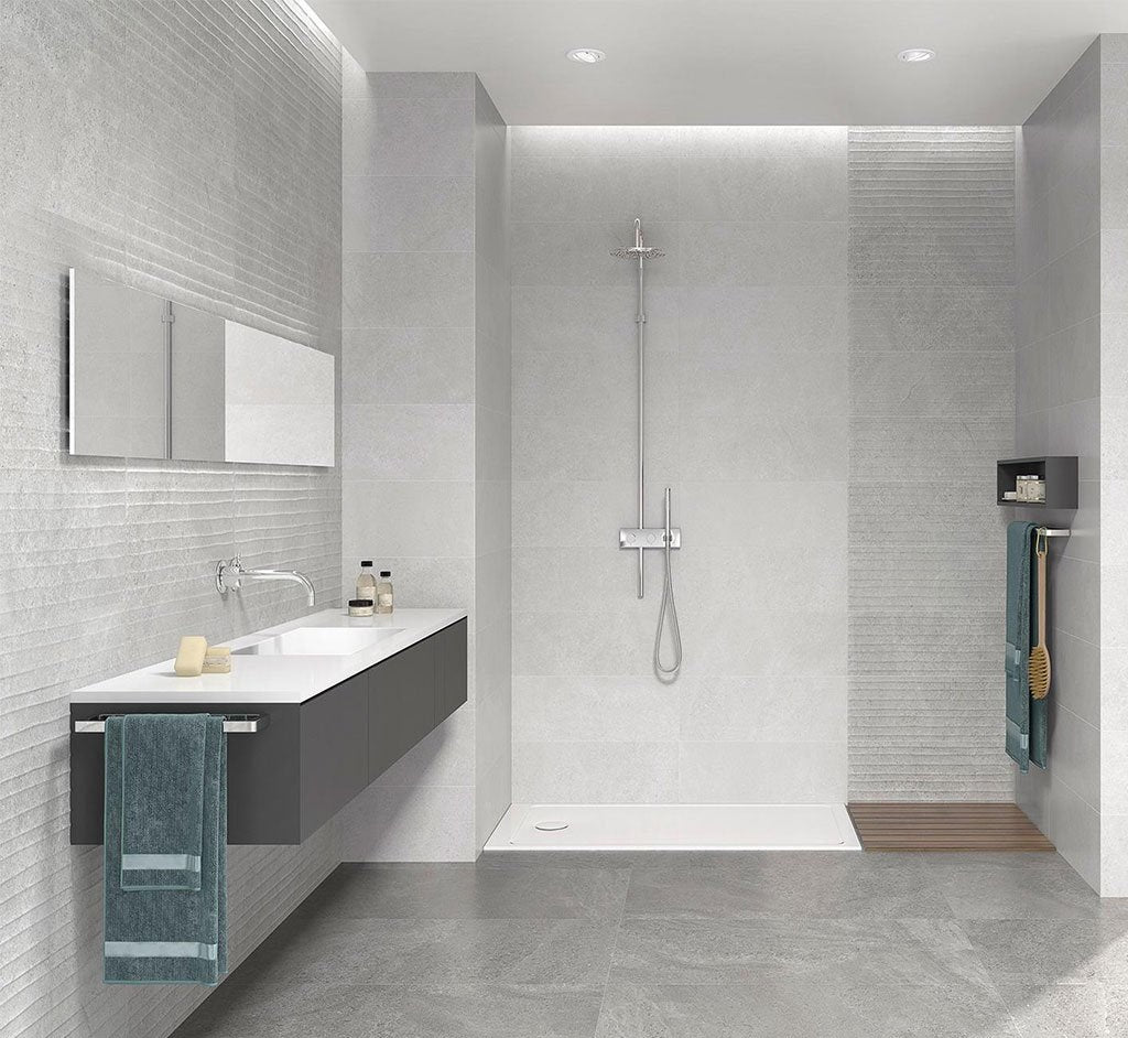 Орион 25x73 Rocersa бели матирани плочки в модерна баня, минималистичен душ и плаващ плот KERANOVA онлайн магазин