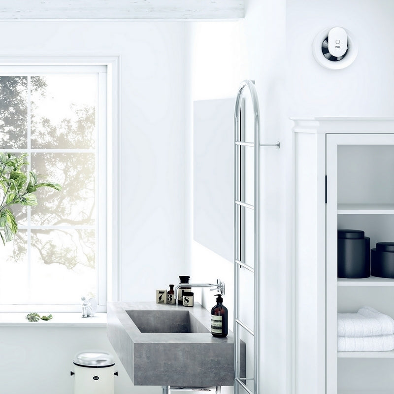 Вентилатор за баня Pax Norte Black инсталиран в бяла модерна баня, тих и интелигентен вентилатор от KERANOVA