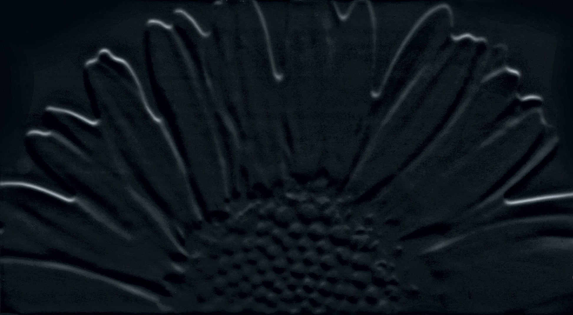 Sunflower Black Decor 32.7x59.3 - детайл на черен слънчогледов декор за баня от онлайн магазин за обзавеждане KERANOVA