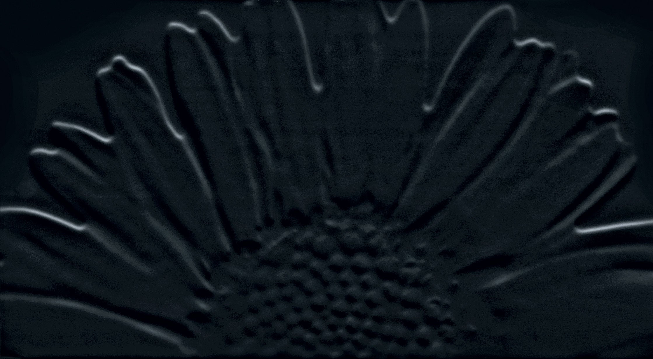 Sunflower Black Decor 32.7x59.3 - детайл на черен слънчогледов декор за баня от онлайн магазин за обзавеждане KERANOVA