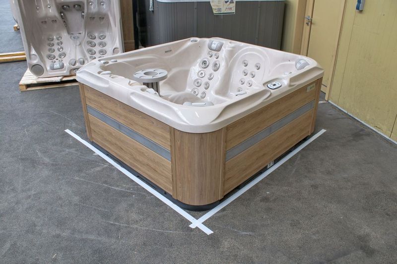 Pleasure 215x200 см. хидромасажна вана 4 седящи + 1 лежащо място, 48 дюзи, 1270 л – онлайн магазин за обзавеждане за бани KERANOVA