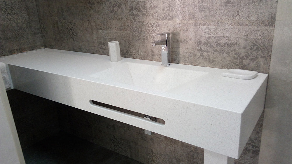 Мивки от технически камък бял плот и интегрирана мивка KERANOVA, проектиран и монтиран по поръчка