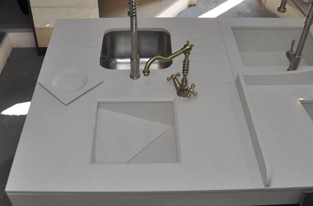 Мивки от технически камък - плот и мивки по проект от KERANOVA, бяла каменна мивка с вградено корито и месингов смесител