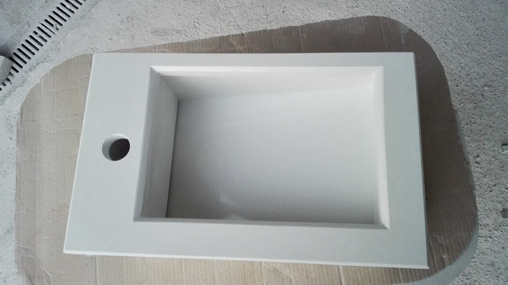 Мивки от технически камък бял правоъгълен плотен дизайн с отвор за смесител, изпълнение от KERANOVA за баня