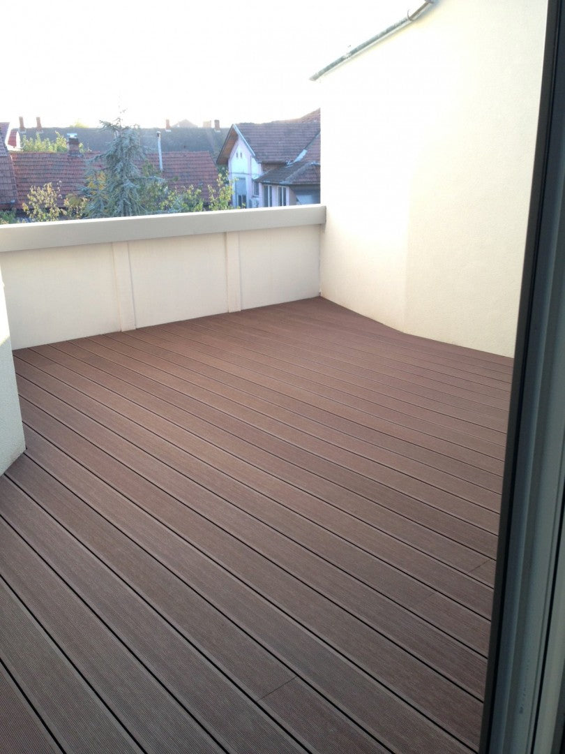 WPC декинг и цялостно оборудване - тъмнокафев балконен под от WPC декинг, устойчиво композитно покритие за тераса от KERANOVA