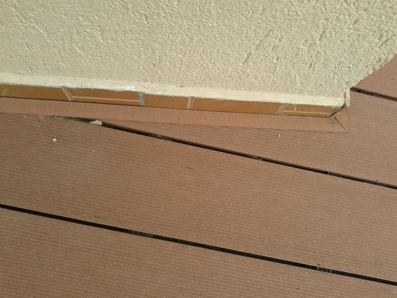 WPC декинг елементи за настилки на тераса в кафяво, детайл монтаж с подложена скара и клипсове - онлайн магазин KERANOVA