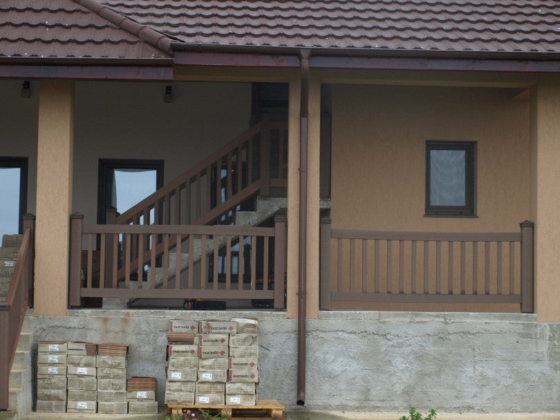 WPC декинг и цялостно оборудване - кафяв парапет и тераса от WPC декинг пред къща, онлайн магазин KERANOVA