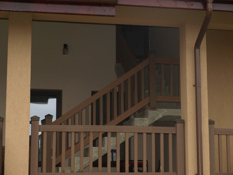 WPC декинг и цялостно оборудване - кафяви WPC парапети и стълби за тераса, издръжливо и безподдръжково решение от KERANOVA