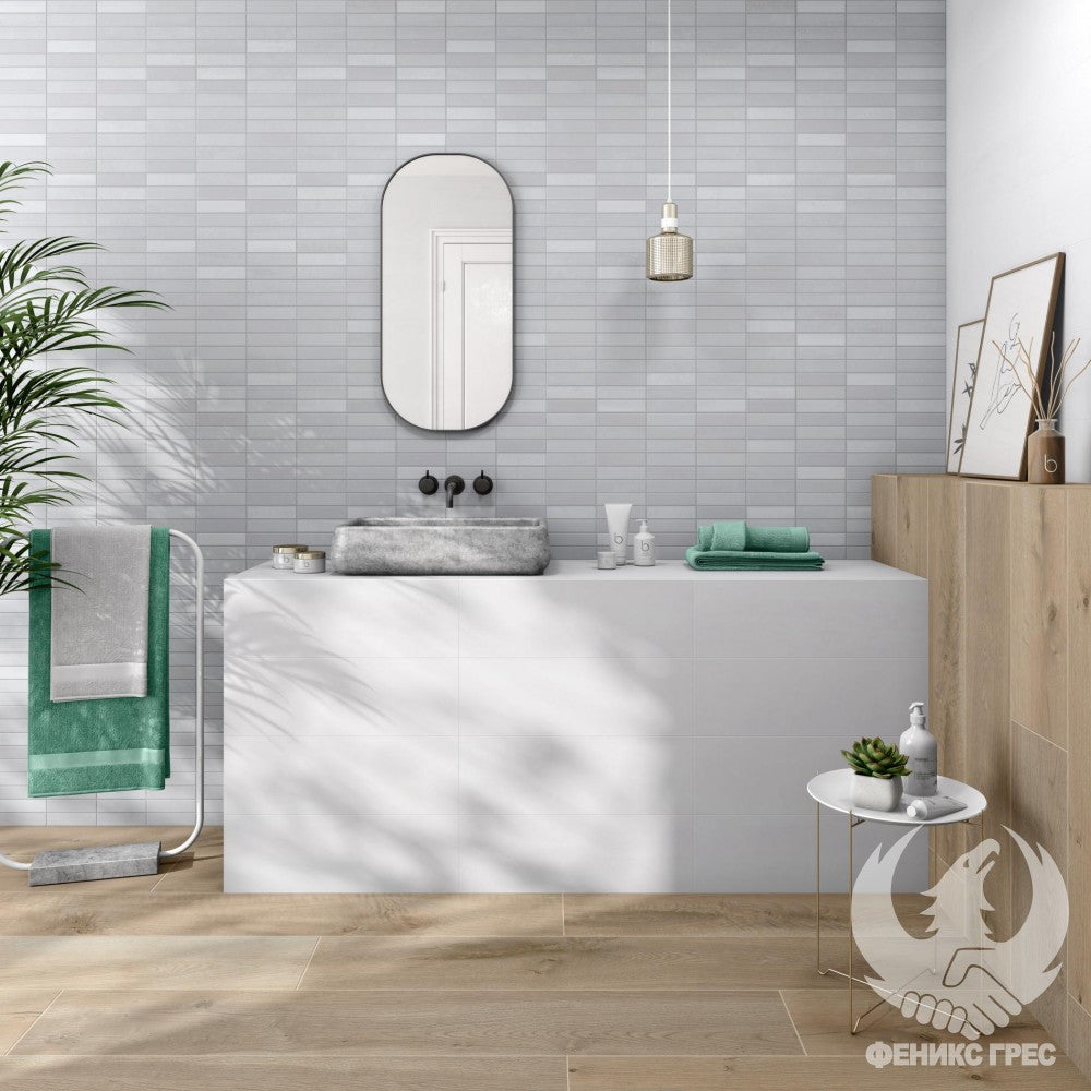 Баня Ramen 20x60 - Pamesa Ceramica в модерен български онлайн магазин за обзавеждане KERANOVA, светла баня с бели плочки и дървени подове