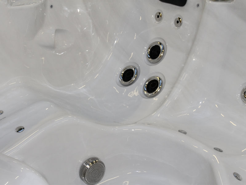 Relax 204x204 см. - бяла хидромасажна вана с 44 хидродюзи и 10 въздушни дюзи, LED осветление, модел за онлайн магазин KERANOVA