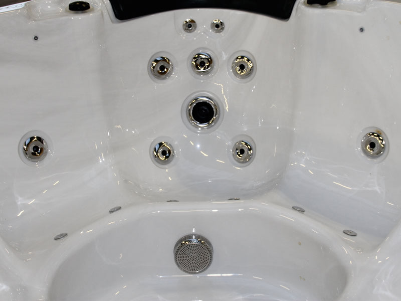 Relax 204x204 см. хидромасажна вана от KERANOVA, бели акрилни седящи и лежащи места с хидродюзи и LED осветление