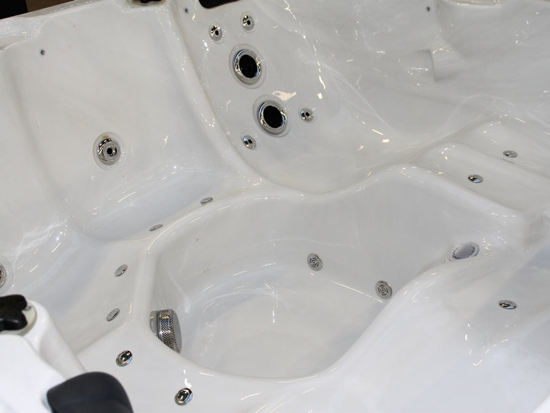 Relax 204x204 см. хидромасажна вана с две лежащи и три седящи места, 44 хидродюзи, LED осветление - KERANOVA