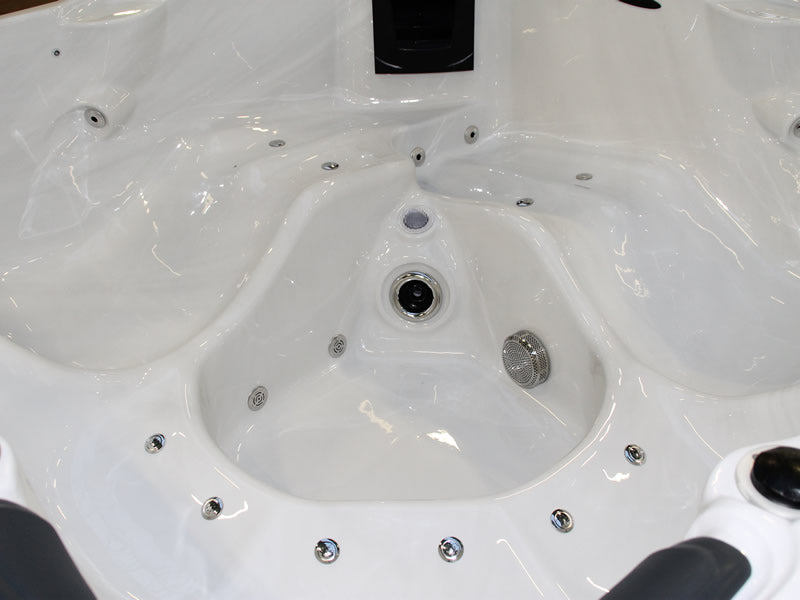 Relax 204x204 см. хидромасажна вана с две лежащи и три седящи места, 44 хидро дюзи, LED осветление — KERANOVA