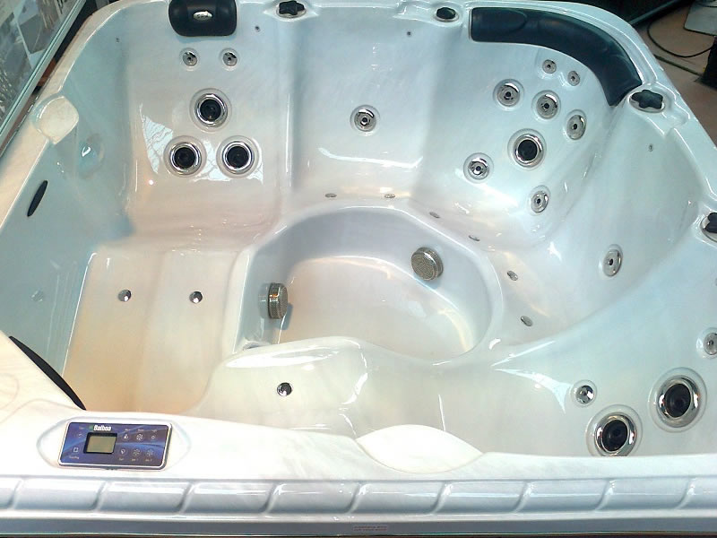 Relax 204x204 см. хидромасажна вана KERANOVA с 2 леж. 3 сед. места, 44 хидро дюзи, 10 въздушни, Balboa отопление, LED контрол панел