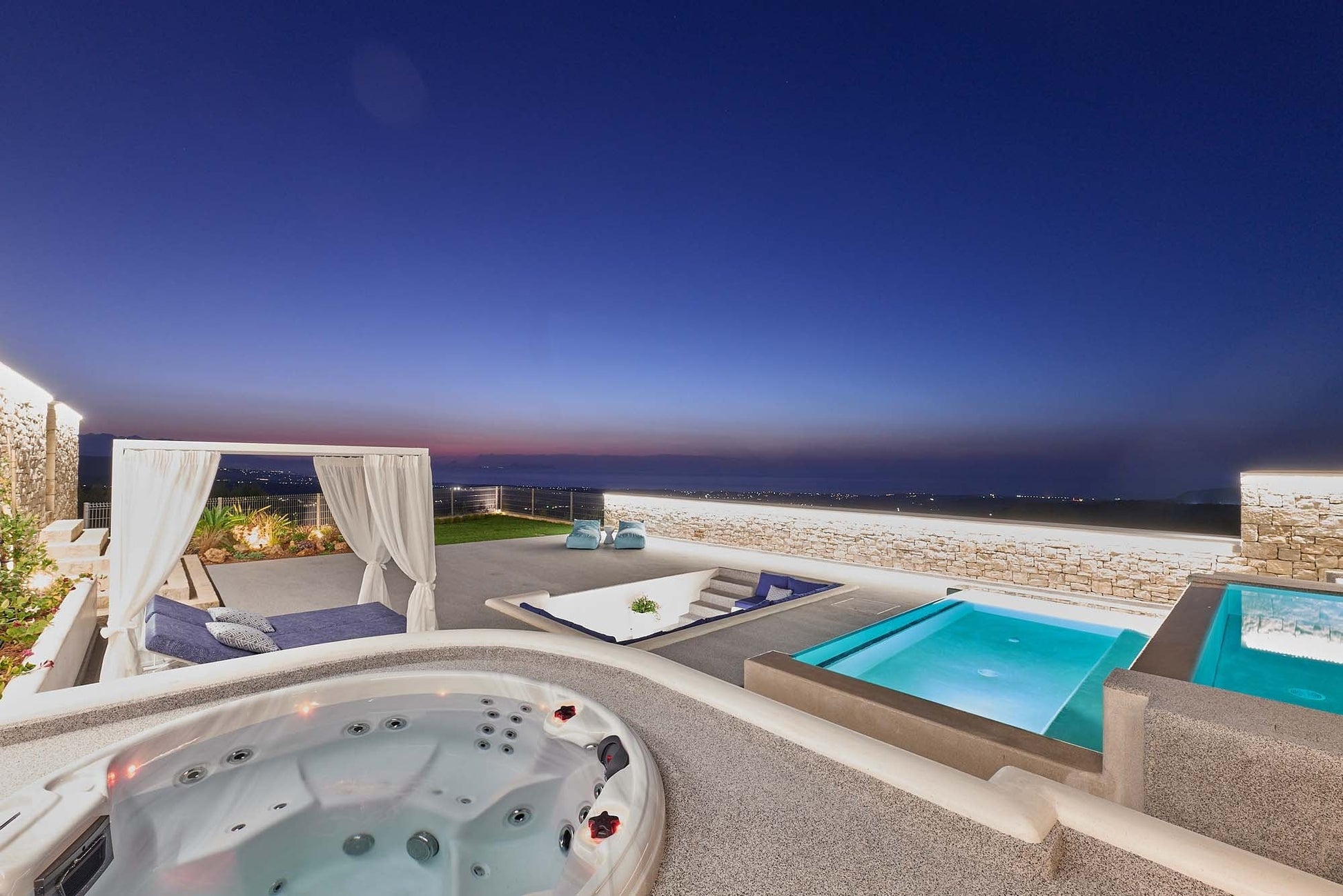 Recharge Ф200 см. кръгла външна спа вила за до 5 души, седалки с ергономичен дизайн — онлайн магазин KERANOVA