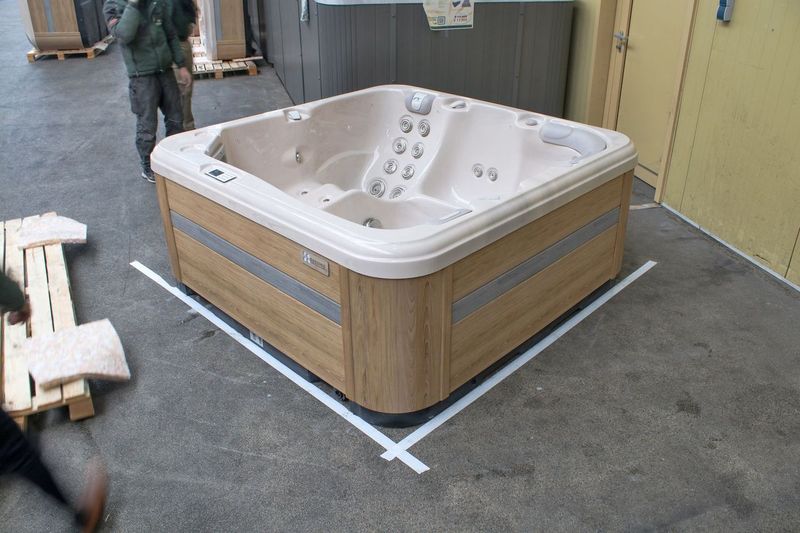 Relax 204x204 см. хидромасажна вана с 2 лежащи и 3 седящи места, 44 хидро дюзи, LED, отопление Balboa - KERANOVA онлайн магазин