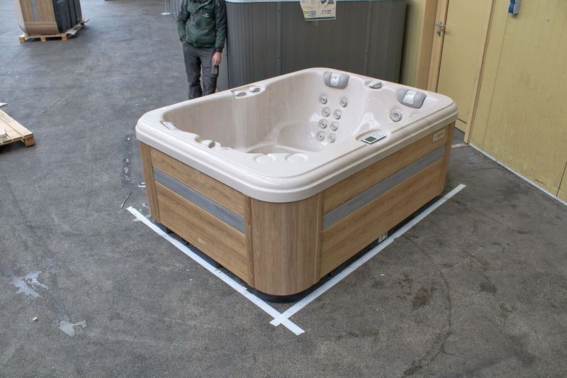 Renew 208x155 см. триместна хидромасажна вана с дървено тяло и ергономични седалки за онлайн магазин KERANOVA