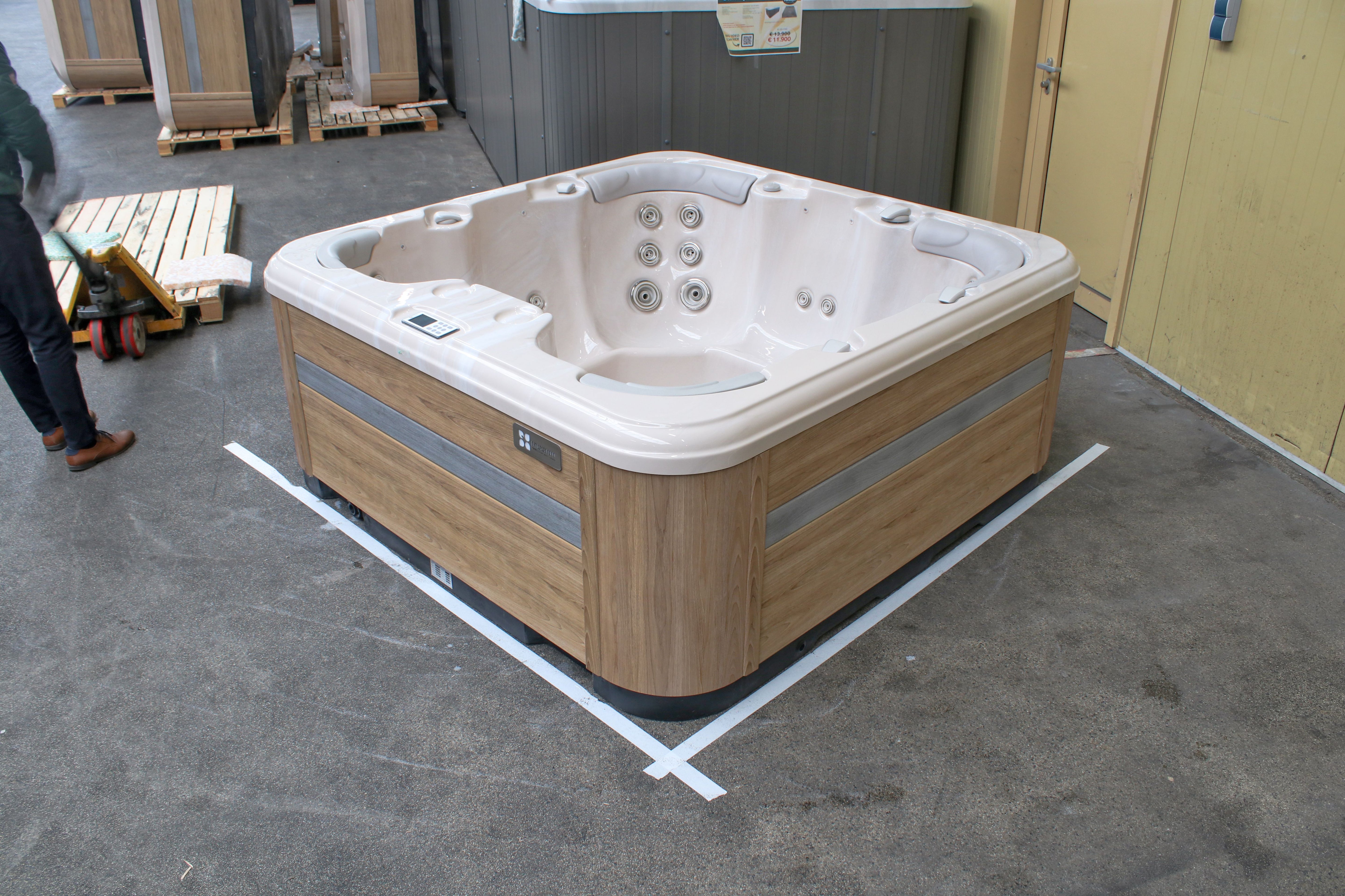 Rewind 204x204 см. СПА джакузи PURE с 7 седящи места, масажни функции, дървена облицовка — онлайн магазин KERANOVA