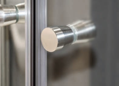 Panex 100 - 80х100 см. - 2 врати, детайл на алуминиева дръжка и панти на луксозна душ кабина от KERANOVA