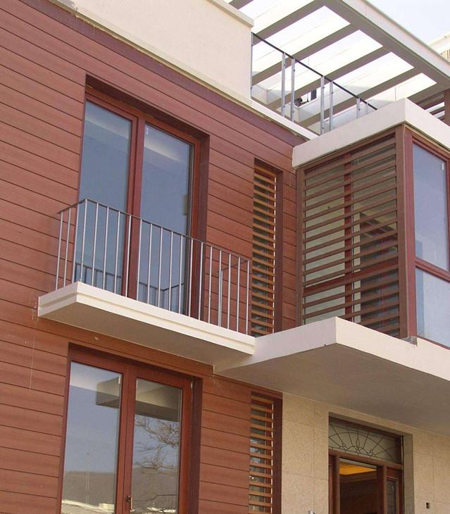 WPC декинг панели за стена - сайдинг фасадна облицовка на модерна къща от онлайн магазин за обзавеждане за бани KERANOVA