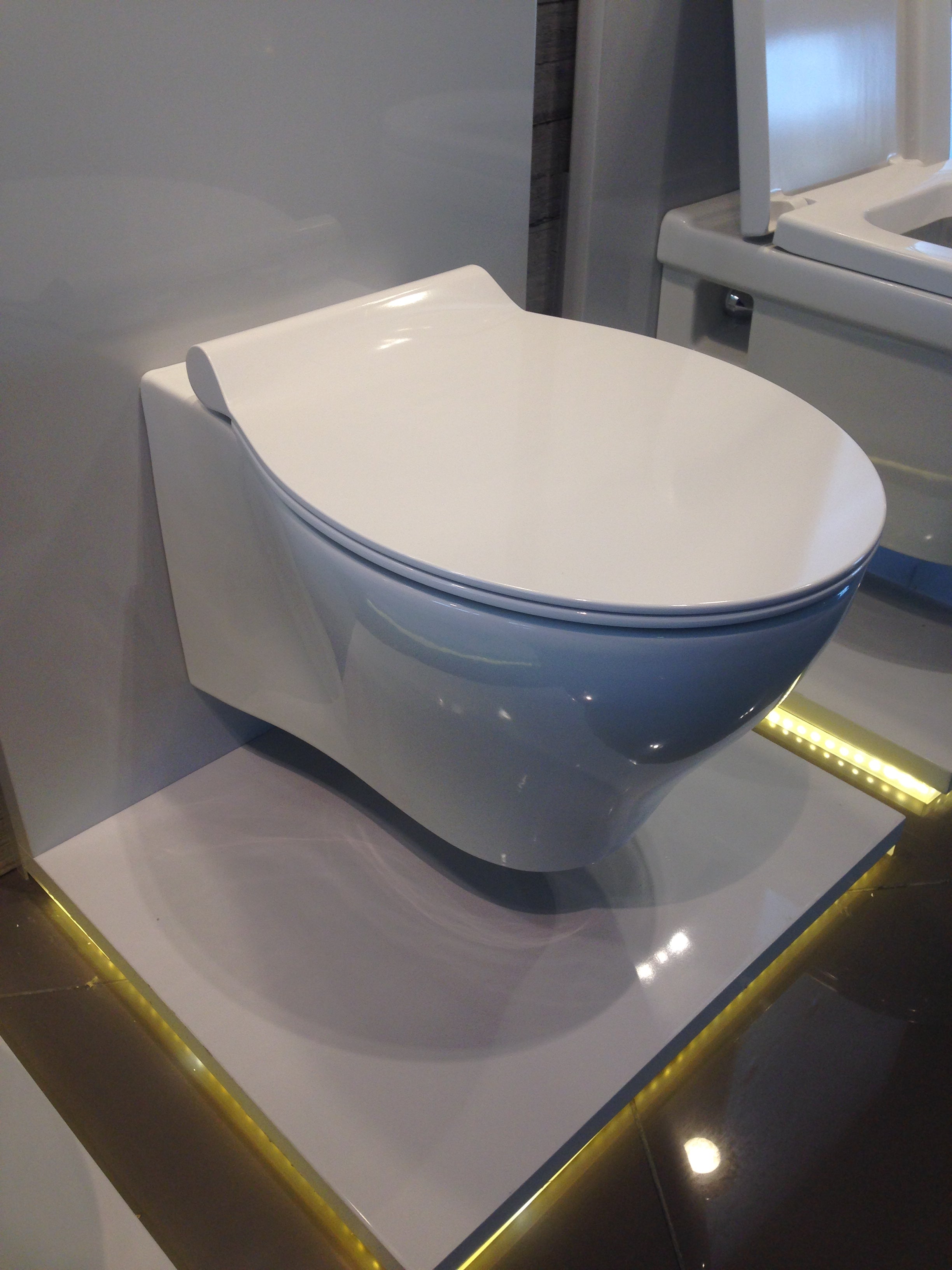 Промо пакет Rimless тоалетна с биде, смесител и Grohe с хром бутон - бяла rimless конзолна тоалетна с вградено биде за онлайн магазин KERANOVA